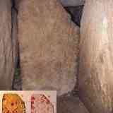 Click para ampliar. Pelayo 11 - Dolmen Sta. Cruz_detalle pinturas y grabados